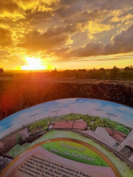 Du Haut Des Remparts Brigueuil Exteriér fotografie